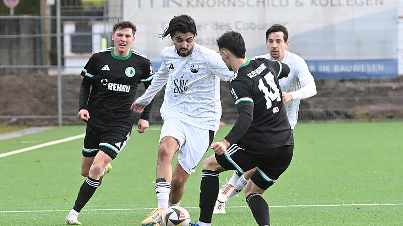 Der Coburger Cankut Civelek versucht, den Ball am Eltersdorfer Patrick Ort vorbeizuspielen. Der Coburger Cankut Civelek versucht, den Ball am Eltersdorfer Patrick Ort vorbeizuspielen.