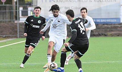 Der Coburger Cankut Civelek versucht, den Ball am Eltersdorfer Patrick Ort vorbeizuspielen.