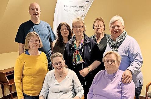 Das neue Vorstandsteam des OV M&uuml;nnerstadt: vorne Brigitte Hammelmann, Heidemarie Eiling, dahinter Karin Fischer, Udo Ritter, Alexandra Hein, Anette Federlein, Renate Clarkson, Sabine Kl&ouml;ffel. Es fehlt Sonja Johannes.