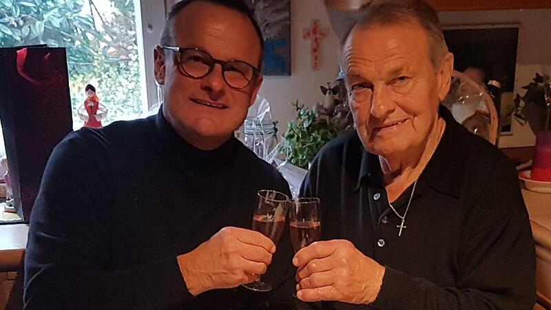 Armin (links) und Rudi Eck sto&szlig;en auf ihren gemeinsamen Geburtstag an. Der Senior wurde runde 80 Jahre alt, Ex-Profi Armin Eck 57.