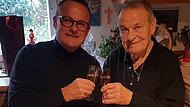 Armin (links) und Rudi Eck stoßen auf ihren gemeinsamen Geburtstag an. Der Senior wurde runde 80 Jahre alt, Ex-Profi Armin Eck 57. Armin (links) und Rudi Eck stoßen auf ihren gemeinsamen Geburtstag an. Der Senior wurde runde 80 Jahre alt, Ex-Profi Armin Eck 57.