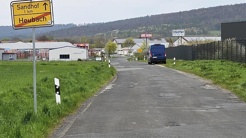 Die Ortsverbindungsstra&szlig;e Heubach-Sandhof soll neu gebaut werden, was anhand des Stra&szlig;enzustandes kein Luxus ist. Mit der Planung wurde vom Stadtrat Ebern ein Ingenieurb&uuml;ro aus K&ouml;nigsberg beauftragt.