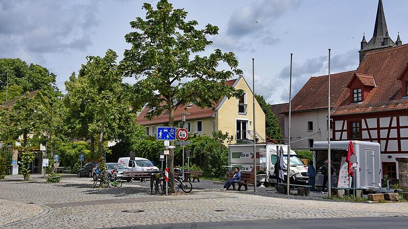 Wo auf diesem Foto Pizza- und Eiswagen stehen, sollen die neuen Marktbuden hinkommen. Der Bauk&ouml;rper ist 18,5 Meter lang und 3,5 Meter breit.Forchheim & Fr&auml;nkische Schweiz
