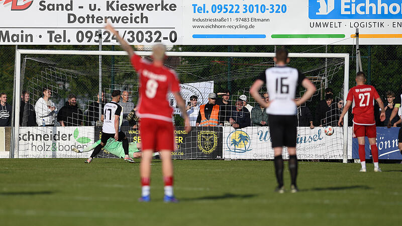 Relegation zur Landesliga: Der FC Sand (wei&szlig;e Trikots) entschied das Derby gegen die DJK Dampfach vor knapp 1800 Zuschauern mit 1:0 f&uuml;r sich.