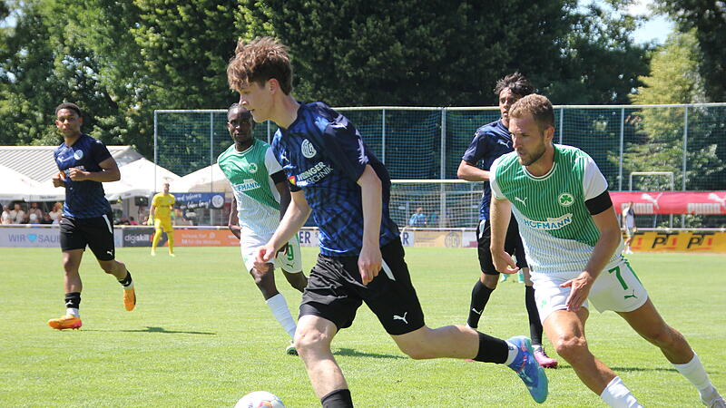 Beim Test gegen den Zweitligisten SpVgg Greuther F&uuml;rth (gr&uuml;n-wei&szlig;e Trikots) war der FC Herzogenaurach deutlich unterlegen.
