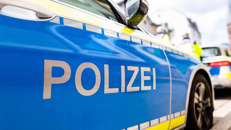 Ein 30-jähriger Mann hat am Dienstagabend in Forchheim Polizeibeamte bedroht und verletzt.Forchheim & Fränkische Schweiz Ein 30-jähriger Mann hat am Dienstagabend in Forchheim Polizeibeamte bedroht und verletzt.Forchheim & Fränkische Schweiz