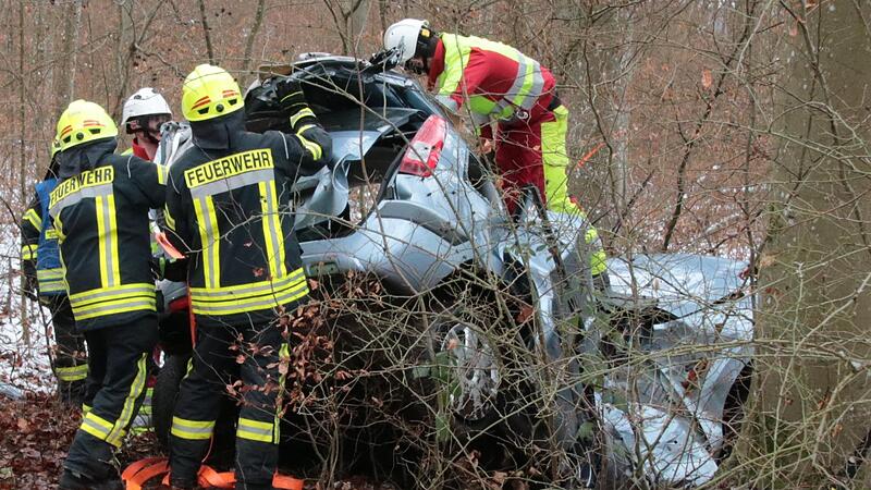 Um die Leiche des Autofahrers bergen zu k&ouml;nnen, mussten die Feuerwehrleute das Fahrzeug zun&auml;chst vom Baum l&ouml;sen und danach in Einzelteile zerlegen.