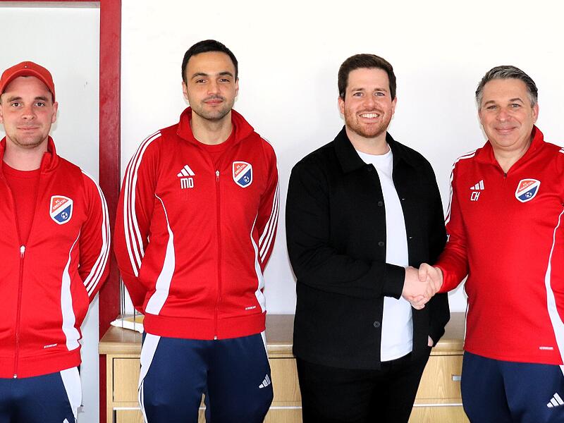 Patrick Paul (Zweiter  von rechts) wurde im Fr&uuml;hjahr von der Krecktaler Vereinsf&uuml;hrung um Simon Br&uuml;ckner, Moritz Dippold und Carsten H&ouml;llein (von links) vorgestellt. Im Sommer dankt er schon wieder ab.