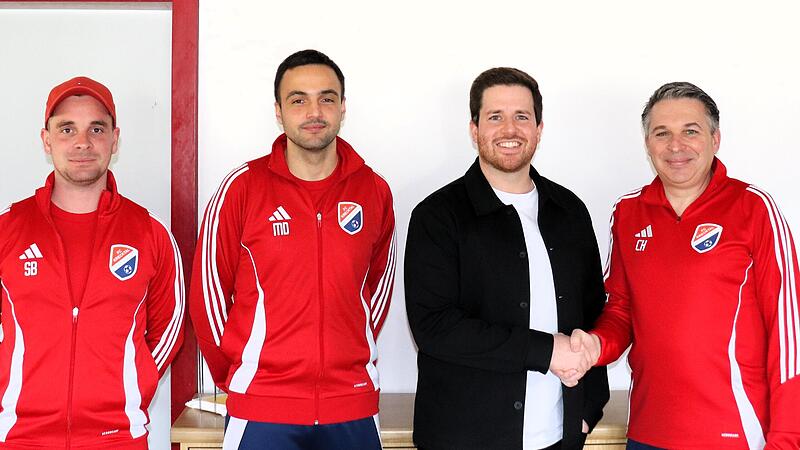 Patrick Paul (Zweiter  von rechts) wurde im Frühjahr von der Krecktaler Vereinsführung um Simon Brückner, Moritz Dippold und Carsten Höllein (von links) vorgestellt. Im Sommer dankt er schon wieder ab.