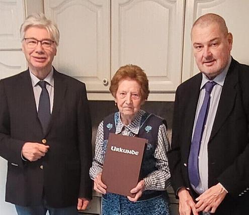 Die Glückwünsche der Gemeinde Kemmern für Sara Roth überbrachten Bürgermeister Rüdiger Gerst (links) und Zweiter Bürgermeister Volker Pflaum.