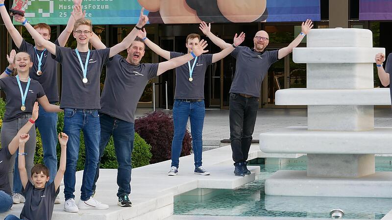 So sehen Sieger aus: Die &bdquo;RoboFreaks&ldquo; vom Frankenwald-Gymnasium holten bei der Europameisterschaft der &bdquo;First Lego League&ldquo; in Paderborn sensationell den Gesamtsieg. Mit der Sch&uuml;lergruppe freuten sich auch Teambetreuer Christian Pfadenhauer (5. von...