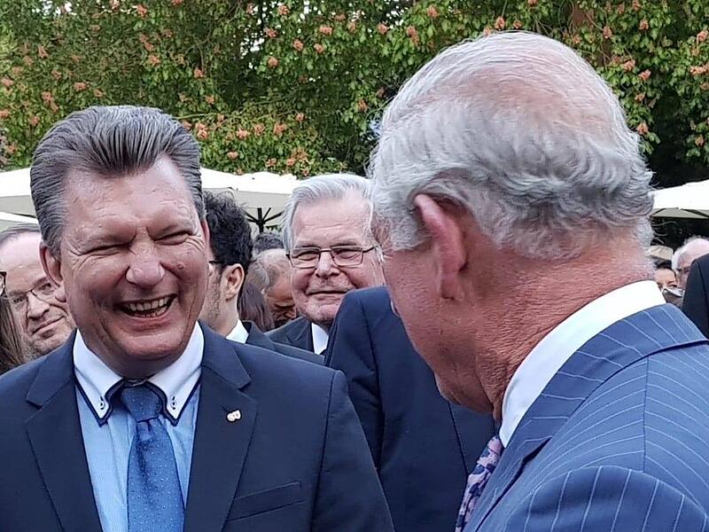 Der Coburger Michael Selzer (links) traf 2019 in Berlin den damaligen Thronfolger Prinz Charles. Der Coburger Michael Selzer (links) traf 2019 in Berlin den damaligen Thronfolger Prinz Charles.