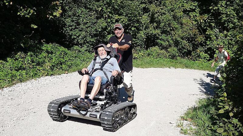 Martin Ebner aus Muggendorf (stehend) hat den „Scuttler“ – einen Offroad-Rollstuhl für Menschen mit Behinderung – entworfen und selbst gebaut. Dafür erhielt er nun die Tourismuskrone in der Kategorie Innovation.Forchheim & Fränkische Schweiz