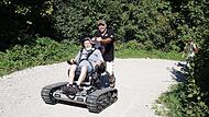 Martin Ebner aus Muggendorf (stehend) hat den &bdquo;Scuttler&ldquo; &ndash; einen Offroad-Rollstuhl f&uuml;r Menschen mit Behinderung &ndash; entworfen und selbst gebaut. Daf&uuml;r erhielt er nun die Tourismuskrone in der Kategorie Innovation.Forchheim & Fr&auml;nkische Schweiz