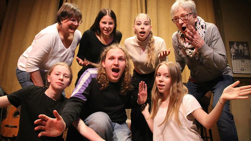 Hast scho' g'hört? In Unterlaimbach brodelt die fränkische Gerüchteküche. Die Köche (hinten von links): Brigitte Bergmann, Ella Bergmann, Olivia Gegner, Christine Schmidt-Kraemer sowie (vorne) Sophia Gegner, Benedikt Amtmann und Leonie Gegner.