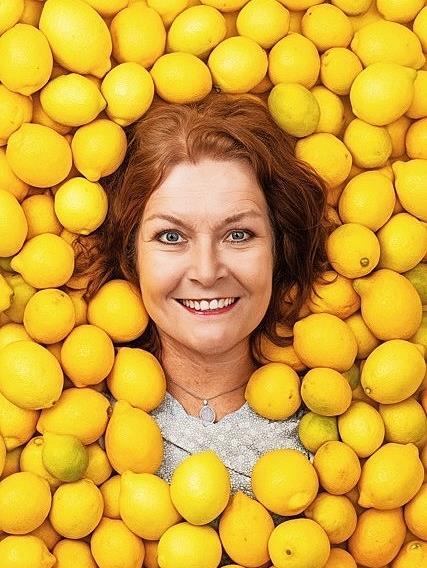 Annette von Bamberg spielt ihr Programm in Erlangen.