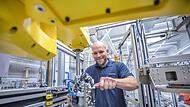 Der ZF-Hauptstandort für Elektromobilität in Schweinfurt steht vor großen Herausforderungen. Im Bild ein Mitarbeiter in einer Fertigungshalle, in der Montagemaschinen für den Elektromotorenbau entstehen. Der ZF-Hauptstandort für Elektromobilität in Schweinfurt steht vor großen Herausforderungen. Im Bild ein Mitarbeiter in einer Fertigungshalle, in der Montagemaschinen für den Elektromotorenbau entstehen.