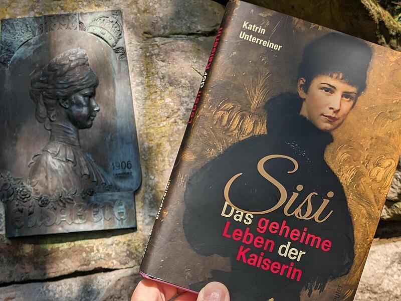 Das neue Sisi-Buch am Kissinger Sisi-Denkmal von 1906 auf dem Altenberg