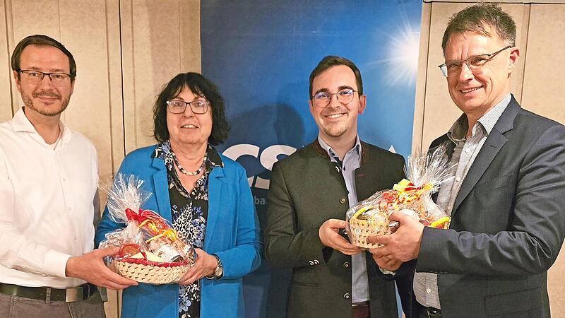 Schenker und Beschenkte beim „Aascher Mittwoch“: Matthias Groß, Ute Salzner, Nico Kauper und Thomas Menter (von links).