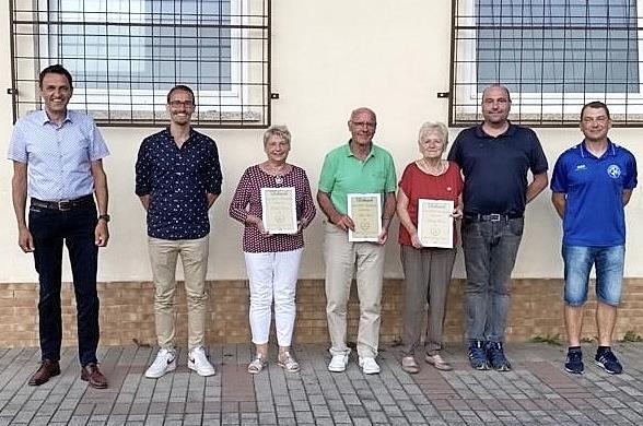 Ehrungen gab es in der Hauptversammlung des ATSV Thonberg; im Bild (von links) Bürgermeister Jörg Neubauer, Vorstandsmitglied Markus Häublein, Karin Schedel, Karl Fößel, Maria Bittruf sowie die Vorstandsmitglieder Ralf Dorfschäfer und Tilo Degenbeck