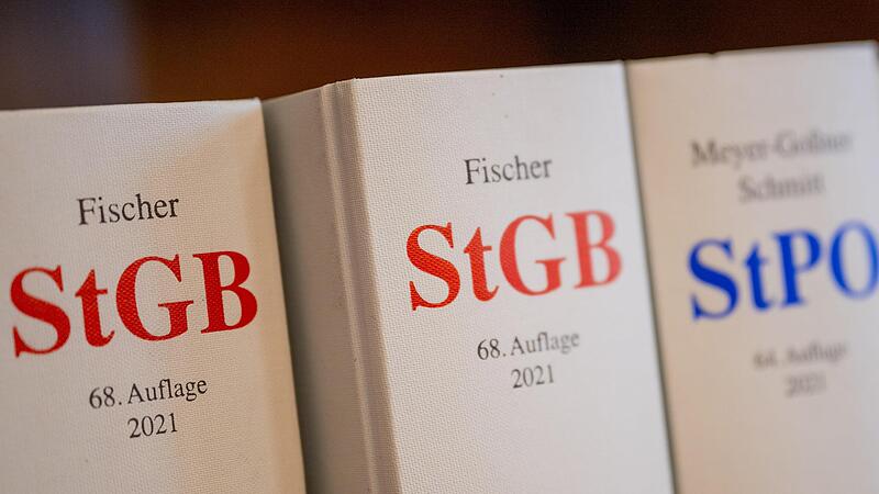 Das Amtsgericht Kulmbach verurteilt einen 69-jährigen Mann wegen Beleidigung, Sachbeschädigung und Körperverletzung. Das Amtsgericht Kulmbach verurteilt einen 69-jährigen Mann wegen Beleidigung, Sachbeschädigung und Körperverletzung.