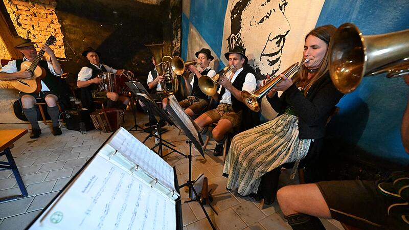 F&uuml;r Rom bestimmter Maibaum des Brauchtumvereins Moosmotor Schwaig