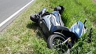 Die Honda des 68-jährigen Motorradfahrers aus Schweinfurt wurde in den Grünstreifen neben der Fahrbahn geschleudert.