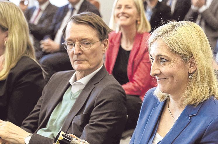 Karl Lauterbach und Nachfolgerin Nina Warken bei der Amts&uuml;bergabe.