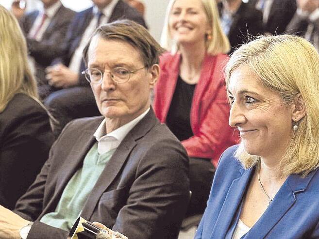 Karl Lauterbach und Nachfolgerin Nina Warken bei der Amts&uuml;bergabe.