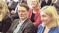 Karl Lauterbach und Nachfolgerin Nina Warken bei der Amts&uuml;bergabe.