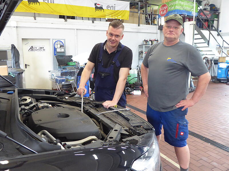 Tobias Hofmann (l.) und Mario Schüpferling sehen sich in der Autowerkstatt in Reifenberg einen Motor an.Forchheim & Fränkische Schweiz Tobias Hofmann (l.) und Mario Schüpferling sehen sich in der Autowerkstatt in Reifenberg einen Motor an.