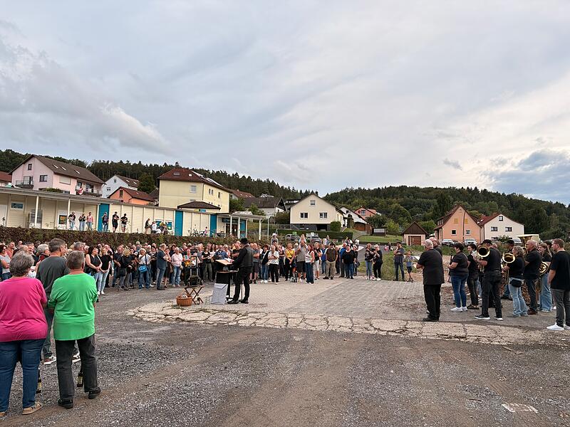 Großen Zuspruch fand die ungewöhnliche Abschiedsfeier auf dem ehemaligen Disco-Gelände in Premich. Großen Zuspruch fand die ungewöhnliche Abschiedsfeier auf dem ehemaligen Disco-Gelände in Premich.