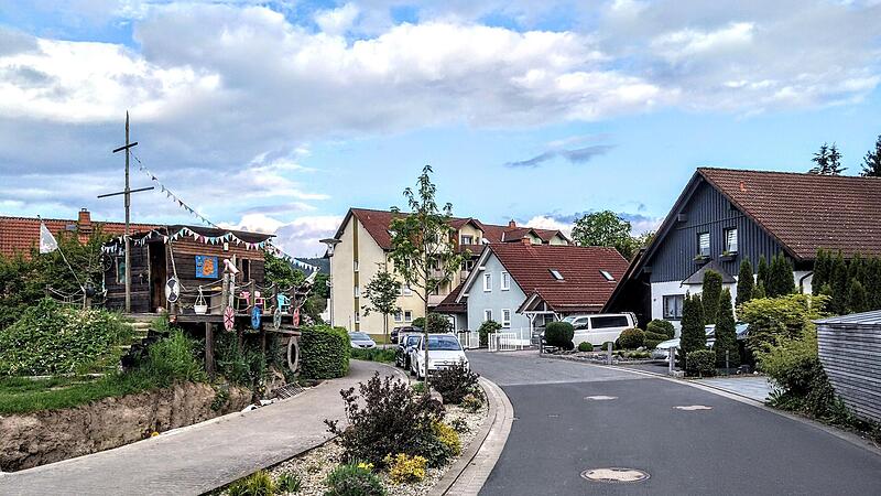 Blick in die Hans-Rollwagen-Stra&szlig;e in Neustadt.