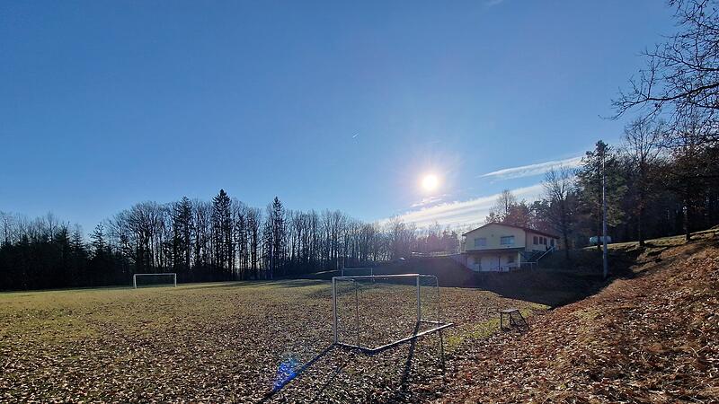 Auf dem alten Sportplatz in Stangenroth soll ein Dirt-Track f&uuml;r Mountainbiker entstehen. Das Sportheim des TSV Stangenroth k&ouml;nnte bei Veranstaltungen zur Verf&uuml;gung stehen.