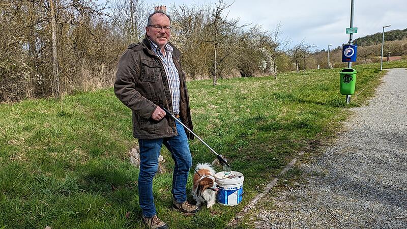 Thomas Hammelmann mit Müllzwicke, Eimer und Hund.