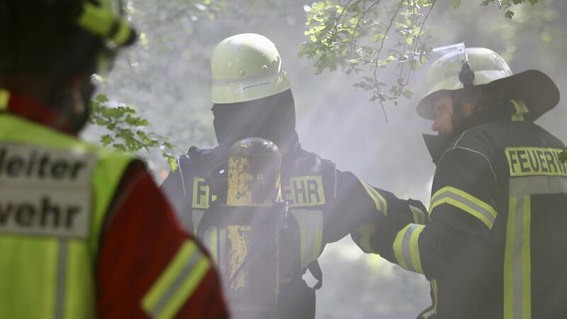 Bei der Personenrettung und Brandbekämpfung kam es während der Großübung in Willdflecken zu einem simulierten Atemschutznotfall, bei dem ein Atemschutzgeräteträger gerettet werden musste.