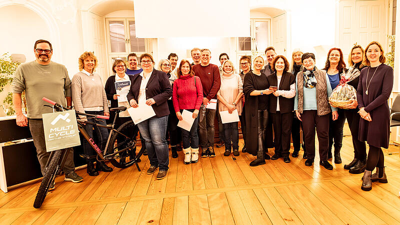 Die Sponsoren und die Gewinner der Dreik&ouml;nigslos-Aktion.