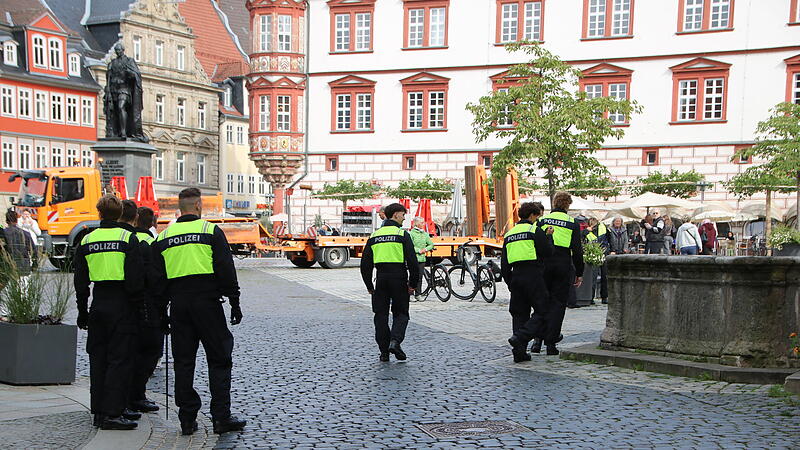 Gro&szlig;einsatz der Polizei in Coburger Innenstadt: Nach einem T&ouml;tungsdelikt, das sich vor Wochenfrist in einer Wohnung in der Rosengasse ereignet hat, wird noch immer nach der Tatwaffe gesucht.