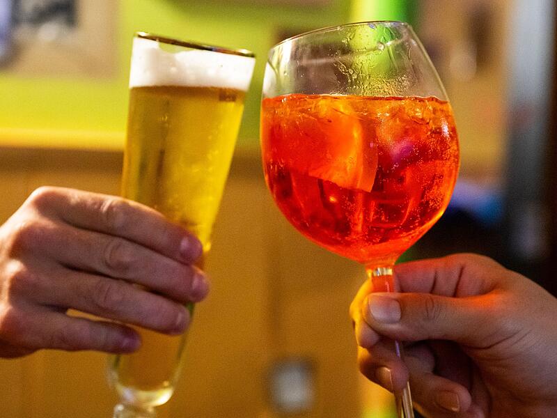 Aperol Spritz Bier trifft Aperol Spritz – und in Coburg bekommt der „Biersalon“ jetzt mit der „Sprizzeria“ eine „kleine Schwester“. Eröffnung auf der Mauer ist am 15. Oktober.