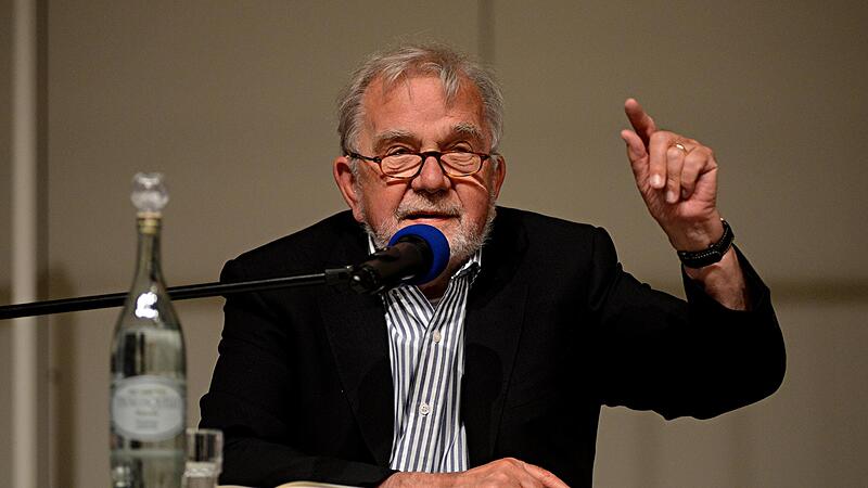 R&uuml;diger Safranski bei seiner Lesung  im Bamberger Harmoniesaal