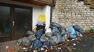 In der ehemaligen Pension Heinlein leben derzeit 28 rumänische Gastarbeiter. Mit ihnen gibt es laut Anwohnern ständig Ärger. Unter anderem aufgrund des Müllbergs vor ihrer Unterkunft.Forchheim & Fränkische Schweiz