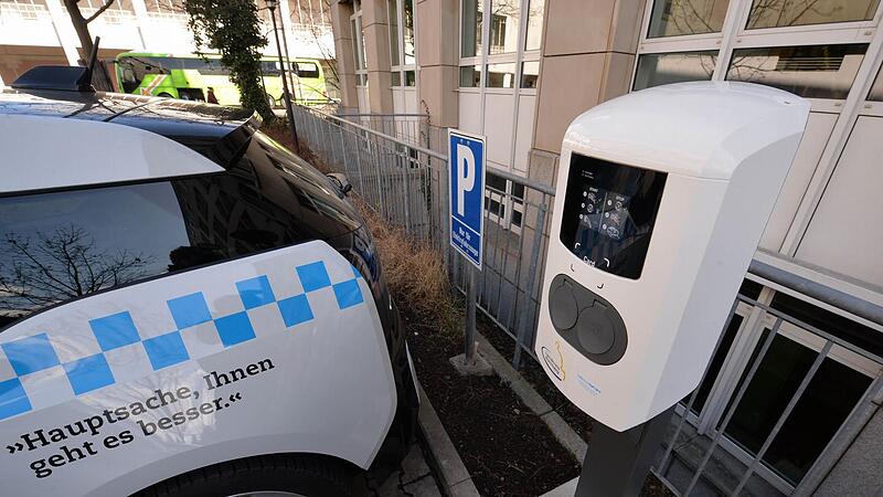 Eine der ersten vom Landkreis bestellten Ladesäulen wurde am Landratsamt aufgestellt.