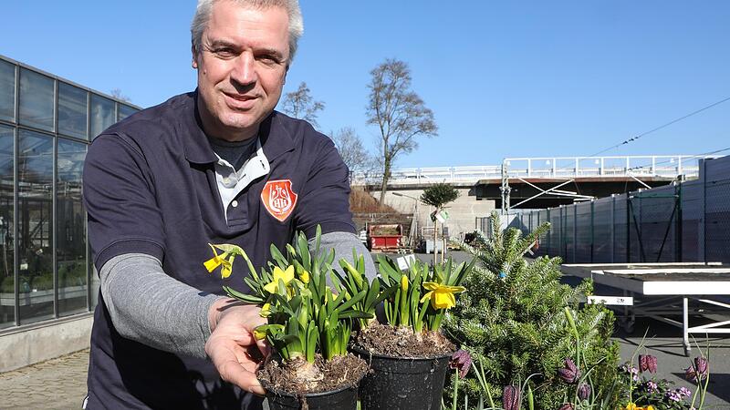 Roland Hoffmann pr&auml;sentiert  in seinem  Gartencenter am Forchheimer Bahnhofsplatz einige Pflanzen f&uuml;r den Fr&uuml;hling.Forchheim & Fr&auml;nkische Schweiz