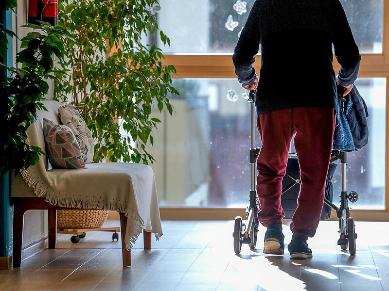 Ein Bewohner eines Pflegeheims steht am Fenster. Kontakte sind f&uuml;r Senioren von gro&szlig;er Bedeutung.