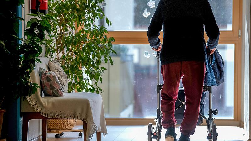 Ein Bewohner eines Pflegeheims steht am Fenster. Kontakte sind f&uuml;r Senioren von gro&szlig;er Bedeutung.