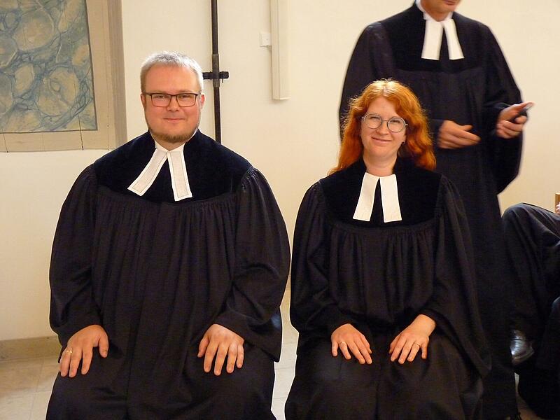 Pfarrer Felix St&ouml;hler und Pfarrerin Laura St&ouml;hler w&auml;hrend ihrer Ordination in Lonnerstadt.