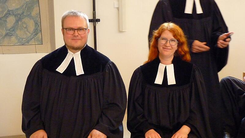 Pfarrer Felix St&ouml;hler und Pfarrerin Laura St&ouml;hler w&auml;hrend ihrer Ordination in Lonnerstadt.