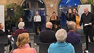 Vor der Klezmergruppe spielen Julia Seidel und Rainer Streng eine Szene aus „Korczak und die Kinder“ von Erwin Sylvanus. Vor der Klezmergruppe spielen Julia Seidel und Rainer Streng in der Fortuna Kulturfabrik in Höchstadt eine Szene aus „Korczak und die Kinder“ von Erwin Sylvanus.