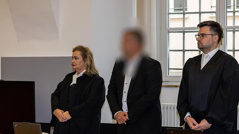 Verurteilt zu einer Bewährungsstrafe: ein früherer leitender Mitarbeiter des Rhön-Klinikums Bad Neustadt vor der Urteilsverkündung am Amtsgericht mit den Verteidigern Marijon Kayßer und Simon Becker. Verurteilt zu einer Bewährungsstrafe: ein früherer leitender Mitarbeiter des Rhön-Klinikums Bad Neustadt vor der Urteilsverkündung am Amtsgericht mit den Verteidigern Marijon Kayßer und Simon Becker.