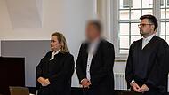 Verurteilt zu einer Bewährungsstrafe: ein früherer leitender Mitarbeiter des Rhön-Klinikums Bad Neustadt vor der Urteilsverkündung am Amtsgericht mit den Verteidigern Marijon Kayßer und Simon Becker.